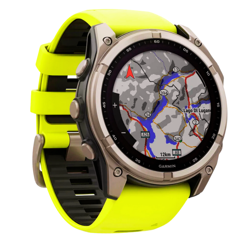 Garmin fēnix 8 Solar Smartwatch mit GPS-Navigationsanzeige auf dem Display. Die Karte zeigt eine Route mit Wegpunkten in der Region um den Lago di Lugano. Leuchtend gelbes Armband für hohe Sichtbarkeit.