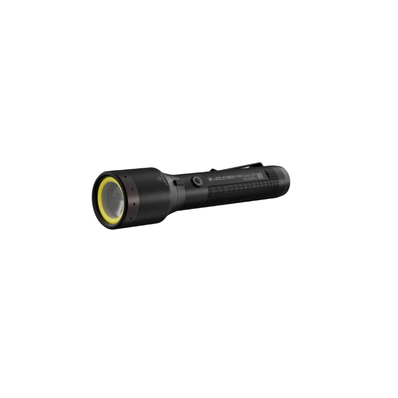 Die Ledlenser P9R Core ist eine wiederaufladbare Hochleistungs-Taschenlampe mit einem markanten gelben LED-Ring an der Linse. Das robuste Aluminiumgehäuse und das kompakte Design machen sie ideal für professionelle Anwendungen, Outdoor-Aktivitäten und den täglichen Gebrauch.