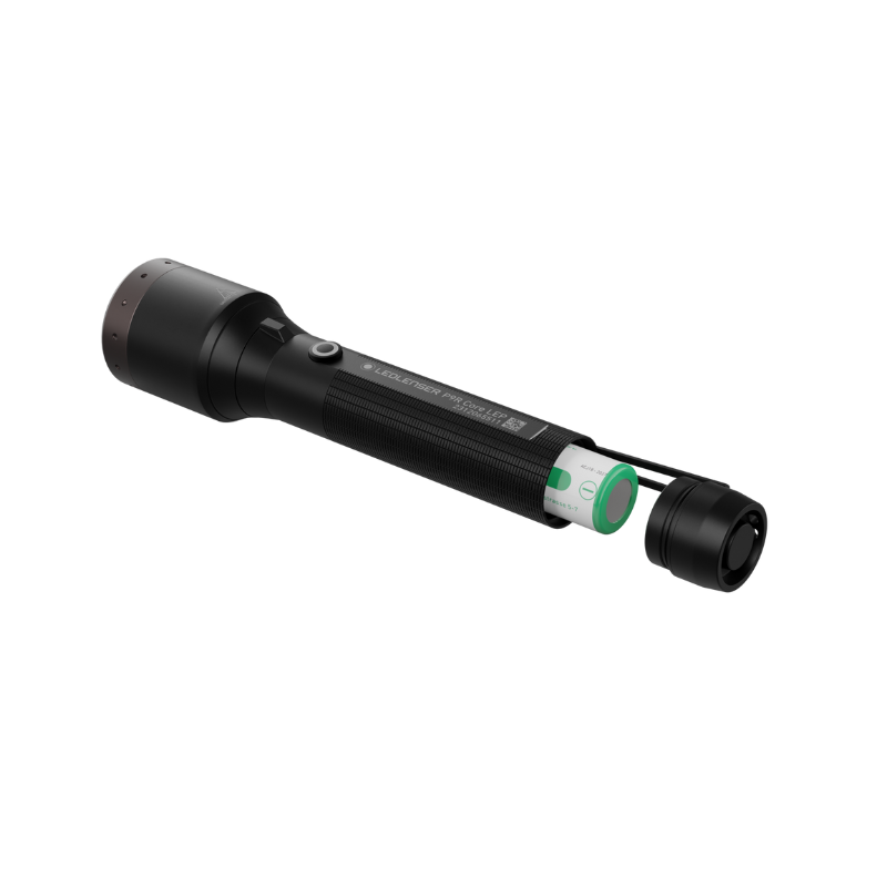 Die Ledlenser P9R Signature ist eine leistungsstarke, wiederaufladbare Taschenlampe mit einem herausnehmbaren Lithium-Ionen-Akku. Das Bild zeigt die Lampe mit geöffnetem Batteriefach und herausziehbarem Akku. Robustes Aluminiumgehäuse und modernes Design machen sie ideal für professionelle Anwendungen und Outdoor-Abenteuer.