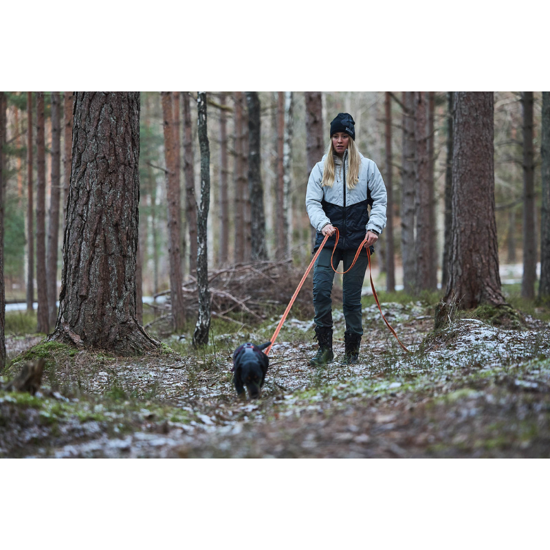 Die Non-Stop Dogwear Langlaufleine bietet dir volle Kontrolle und deinem Hund maximale Freiheit. Entwickelt für Mantrailing, Suchhunde und Outdoor-Aktivitäten. Robustes, wasserabweisendes Material mit sicherem Karabiner für zuverlässigen Halt in jeder Umgebung. Perfekt für professionelle Einsätze und ausgedehnte Spaziergänge.