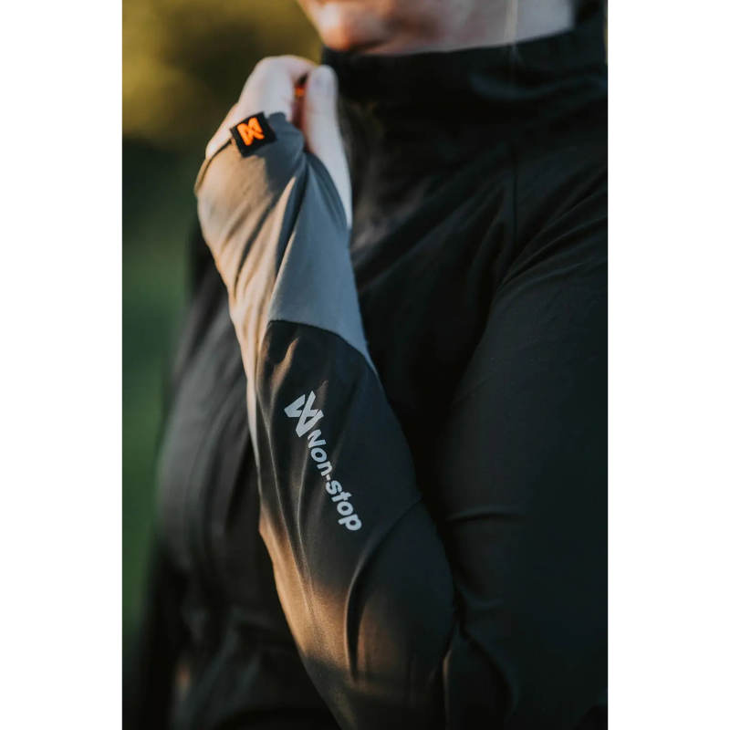 Die Softshelljacke mit durchdachtem Ärmel-Design bietet extra Komfort und Bewegungsfreiheit. Die elastischen Bündchen verhindern das Eindringen von Kälte und Feuchtigkeit und sorgen dafür, dass du dich voll und ganz auf dein Training konzentrieren kannst.