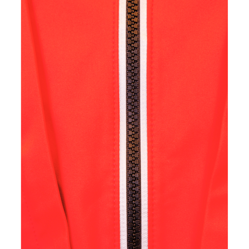 Nahaufnahme des stabilen Reißverschlusses der TAKE IT 2.0 Weste in Rot mit reflektierenden Details.