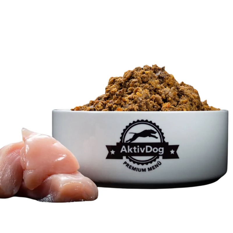 AktivDog Premium Hundefutter mit frischem Hühnerfleisch, serviert in einer weißen Futterschüssel.