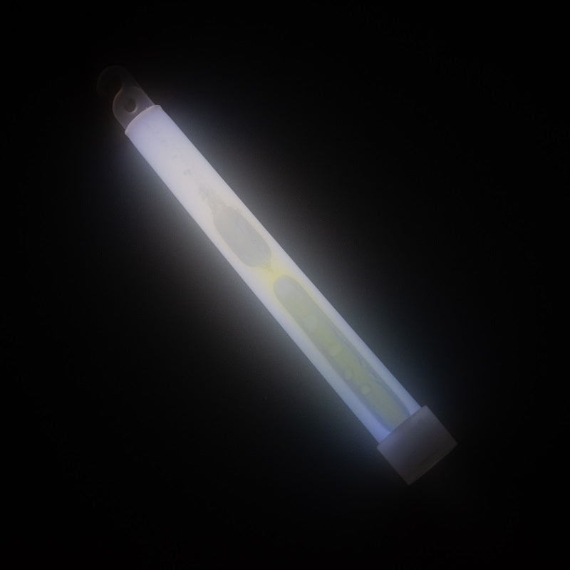 Weisses Knicklicht mit heller Strahlkraft vor dunklem Hintergrund.