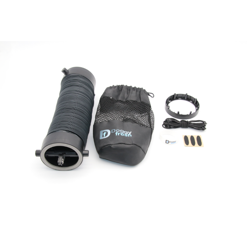 Doggy Fresh Produktset in blauer Farbe, das die Rolle Seil, die Netzaufbewahrungstasche, den schwarzen Ring, das kleine Seil und die Klebe-Pads aus einem leicht anderen Winkel zeigt.