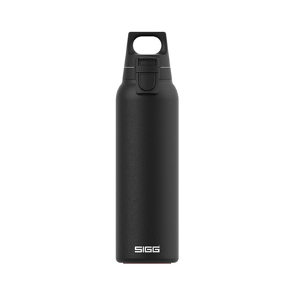 Die SIGG Trinkflasche 0.55L Light in Schwarz. Diese elegante und robuste Aluminiumflasche ist besonders leicht und verfügt über einen auslaufsicheren One-Hand-Verschluss. Sie ist BPA-frei, nachhaltig produziert und ideal für Sport, Outdoor-Aktivitäten sowie den täglichen Gebrauch. Perfekt für stilbewusste und umweltfreundliche Nutzer.