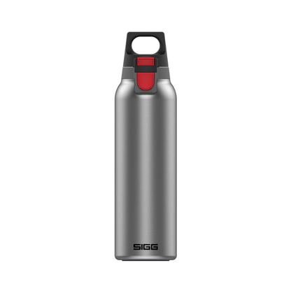Die SIGG Trinkflasche 0.55L Light in gebürstetem Edelstahl-Design. Eine leichte, robuste und stilvolle Flasche mit rotem One-Hand-Verschluss für einfaches Trinken. Sie ist auslaufsicher, BPA-frei und aus hochwertigem, recycelbarem Aluminium gefertigt. Perfekt für unterwegs, Sport, Büro und Outdoor-Aktivitäten.