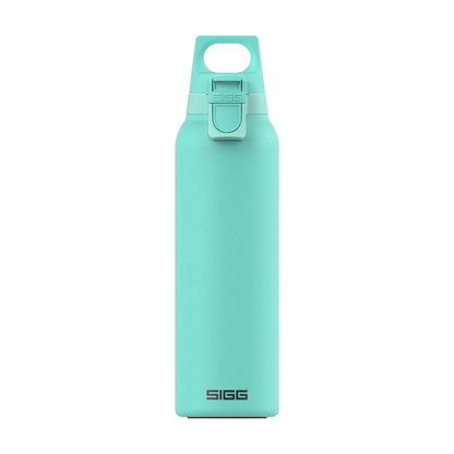 Die SIGG Trinkflasche 0.55L Light in der erfrischenden Farbe Glacier. Diese leichte und nachhaltige Aluminiumflasche ist BPA-frei, auslaufsicher und mit einem praktischen One-Hand-Verschluss ausgestattet. Ideal für unterwegs, Sport und den täglichen Gebrauch – stilvoll, robust und eine umweltfreundliche Alternative zu Einwegflaschen.