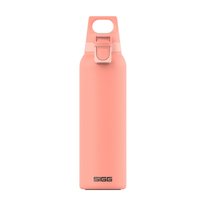 Die SIGG Trinkflasche 0.55L Light in sanftem Shy Pink. Diese ultraleichte, langlebige und stilvolle Flasche besteht aus recycelbarem Aluminium und ist perfekt für den Alltag, Sport und Reisen. Der praktische One-Hand-Verschluss ermöglicht einfaches Trinken, während die Flasche auslaufsicher, BPA-frei und nachhaltig produziert ist.
