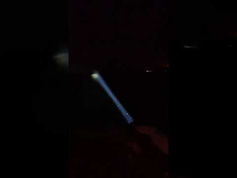Das Video zeigt die Ledlenser P18R Work – eine extrem leistungsstarke Taschenlampe mit bis zu 4500 Lumen, Advanced Focus System, robustem Gehäuse (IP68) und innovativem Multi-Core Optics für optimale Lichtverteilung. Ideal für professionelle Einsätze und anspruchsvolle Outdoor-Aktivitäten.