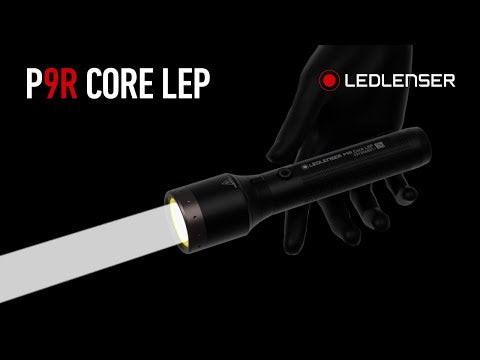 Das Video zeigt die Ledlenser P9R Signature – eine leistungsstarke, wiederaufladbare Taschenlampe mit hoher Reichweite. Sie verfügt über das Advanced Focus System, mehrere Lichtmodi und eine robuste, wetterfeste Bauweise (IP68). Perfekt für Outdoor, Einsätze und Notfälle.